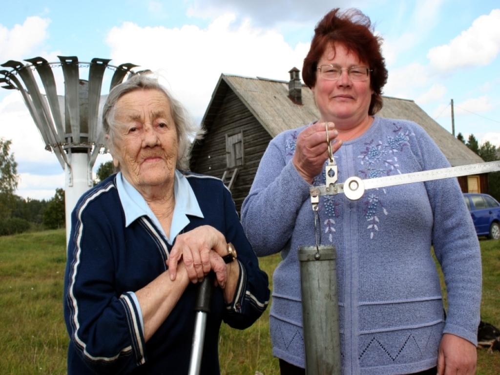 Maiga Biseniece (no kreisās) ir pirmā Velēnas hidrometeoroloģiskās posteņa darbiniece. Šobrīd viņas darbu turpina Ingrīda Biseniece. Viņai rokās ir sniega svari, kas tiek izmantoti ziemā, lai noteiktu sniega blīvumu.
Autors: Gatis Bogdanovs