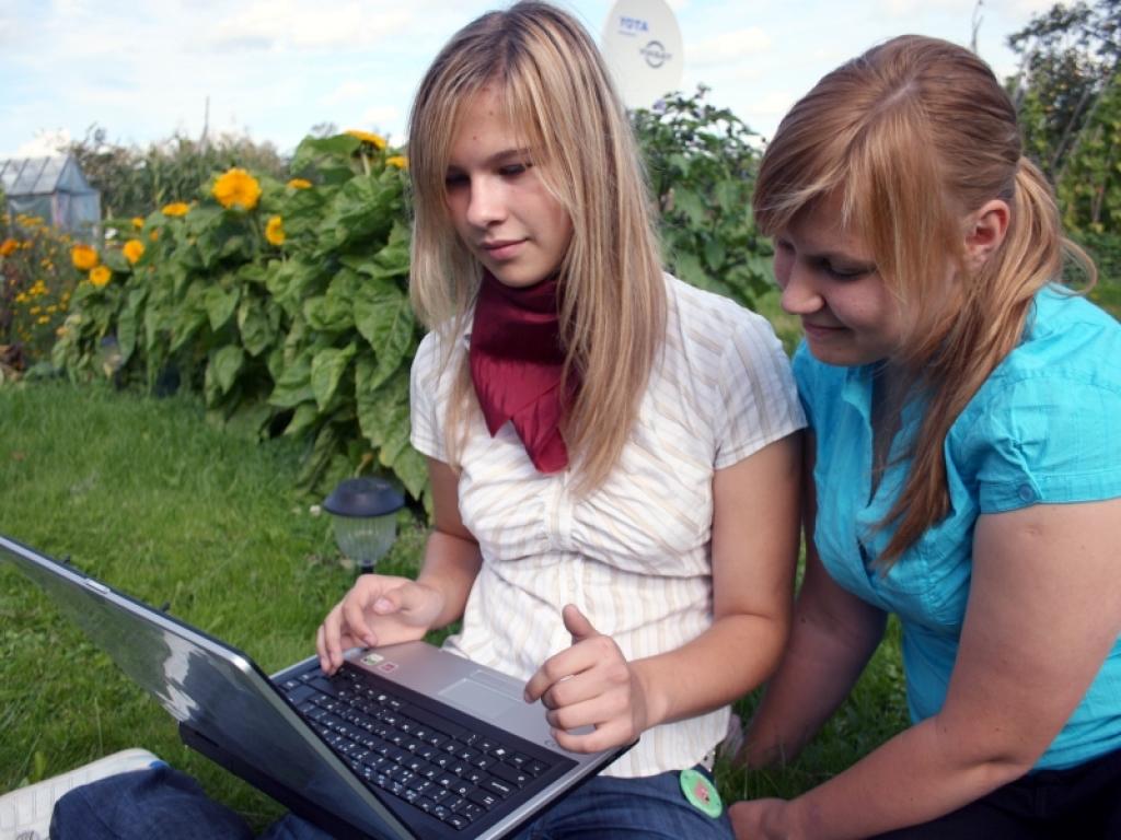 Gulbenietes Baiba Indzere (no kreisās)un Evita Slaidiņa uzskata, ka bezvadu internets ir lieliska iespēja jebkurā vietā un laikā sazināties ar draugiem visā pasaulē. 
Autors: Foto: Gatis Bogdanovs 