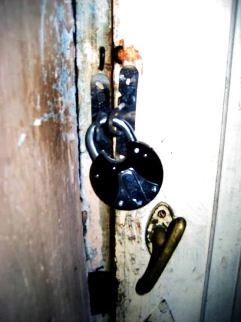 Divu dzīvokļu īrniekiem privātmājā nav iespējams iekļūt koplietošanas tualetē. Nama saimnieks piekaramo atslēgu uzlicis arī koplietošanas dzeramā ūdens akai pagalmā. 
Autors: Foto: Diāna Odumiņa