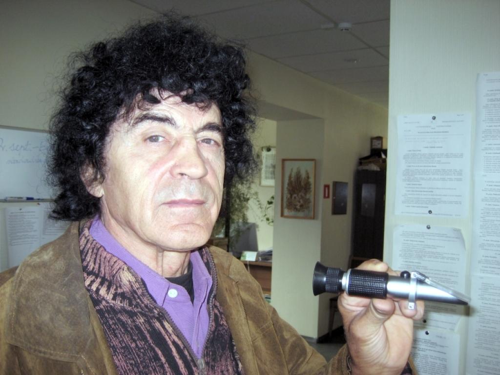 Selekcionārs radījis tikai tādas vīnoju šķires, kas atbilstoši Latvijas apstākļiem ir nogatavojušās jau vasaras beigās - augustā.Vīnogu selekcionārs Andrašs Fazekašs no kādas izplatītājfirmas ir saņēmis vērtīgas dāvanas - ierīci cukura līmeņa mērīšanai ogās (attēlā) un ierīci augsnes skābuma mērīšanai. 
Autors: Foto: Diāna Odumiņa