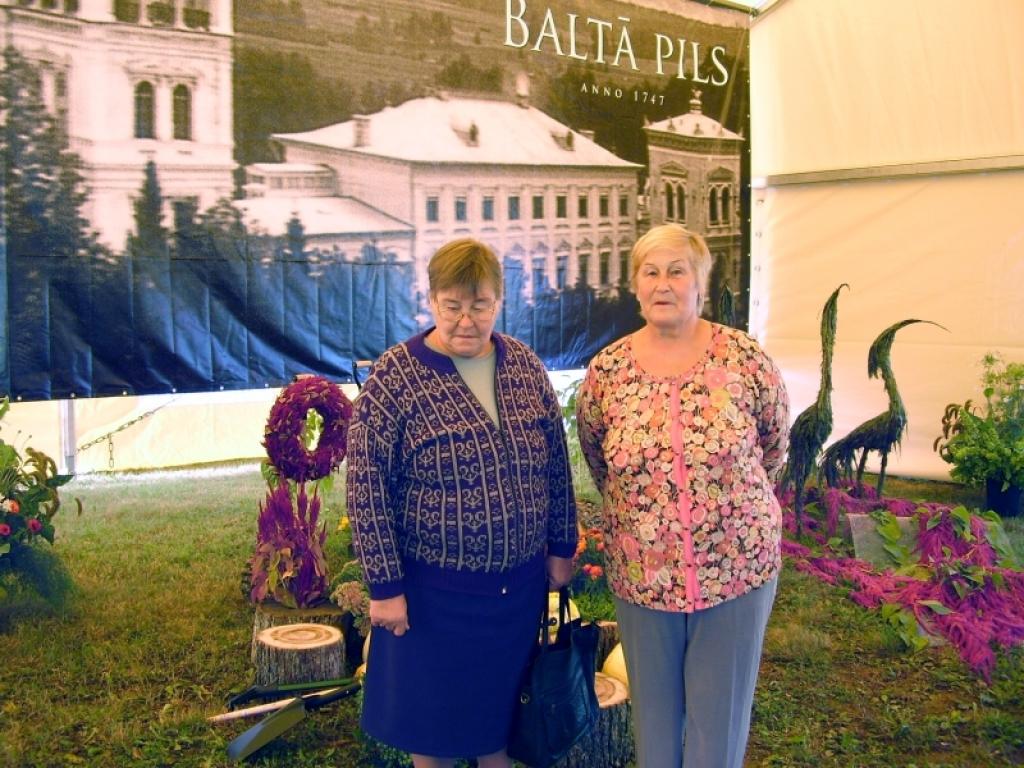Gulbenietes Aira Anča (no labās) un Renāte Korne ir pārliecinātas, ka pils parka atjaunošana ir ieguvums Gulbenei un tās iedzīvotājiem.
Autors:  Foto: Malda Ilgaža