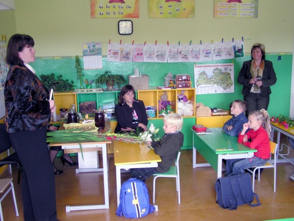 Pirmajā skolas dienā Galgauskas mākslas klases bērni no skolotājiem saņēma daudz laba vēlējumus, kā arī nelielas piemiņas veltes.
Autors: Foto: Evita Brokāne