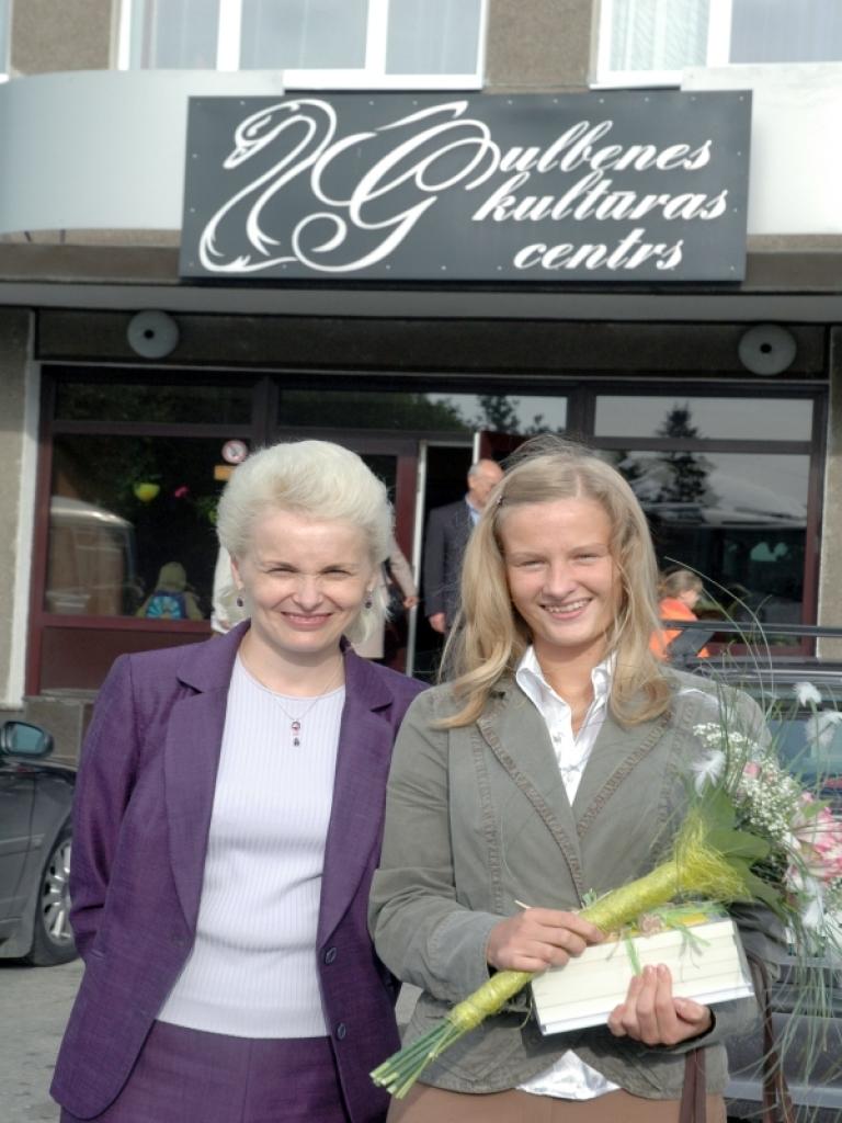 Jaunajam mācību gadam sākoties, uzņēmēja Aiva Vīksna dzimtajā Gulbenē satikusi talantīgo ģimnāzisti Elīnu Locāni, lai paustu viņai atzinību un novēlētu  turpināt krāt zināšanas. 
Autors: Foto: Guna Oškalna