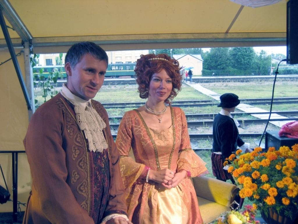 No rīta un vakarā Gulbenes dzelzceļa stacijā sestdien, 1.septembrī, gulbeniešus gaida un kopā ar viņiem Bānīša svētkos ir Vecgulbenes muižas baronu Volfu pāris, raugoties uz kuru ikvienam ir skaidrs, ka pasaulē nav lielākas vērtības par mīlestību. 
Autors: Foto: Diāna Odumiņa