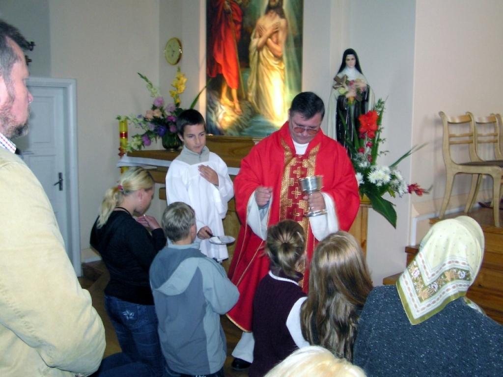Priesteris Vjačeslavs Bogdanovs aicināja bērnus un jauniešus pie dievgalda. 
Autors: Foto: Diāna Odumiņa