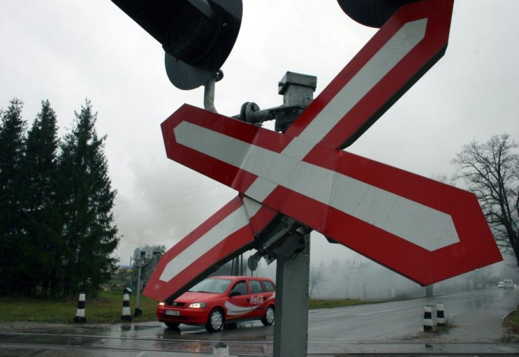 Ceļa zīmju tīša bojāšana ir ne tikai huligānisms, bet arī materiāls kaitējums, kas vainīgajiem var beigties ar kriminālprocesa uzsākšanu un zaudējumu piedzīšanu. 
Autors: Foto: Gatis Bogdanovs