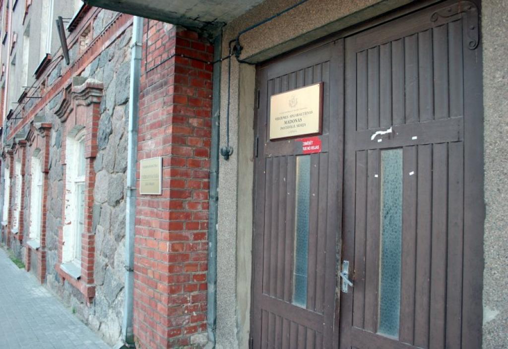 Vidzemes apgabaltiesas Madonas pastāvīgajā sesijā krimināllietā par 1500 latu kukuļa pieprasīšanu no Gulbenes uzņēmēja apsūdzētajiem tiesa piesprieda brīvības atņemšanu uz trim un astoņiem gadiem ar mantas konfiskāciju
Autors: Foto: no personiskā albuma