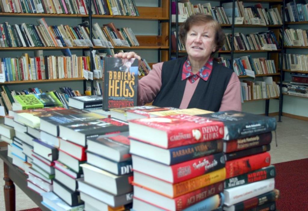 Stāmerienas bibliotēkas sabiedriskā interneta pieejas konsultante Silvija Vaivode ikdienā apkalpo arī bibliotēkas lasītājus. 