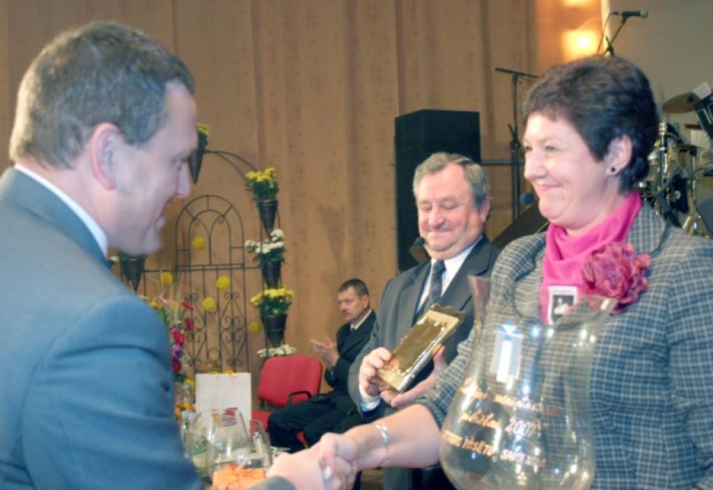 Uzvaru lielo pilsētu grupā šogad izpelnījās Saldus. Saldus pilsētas domes priekšsēdētājam Didzim Konuševskim galveno balvu pasniedz Latvijas pilsētu savienības priekšsēdētāja Nellija Kleinberga.
Autors: Foto: Gatis Bogdanovs