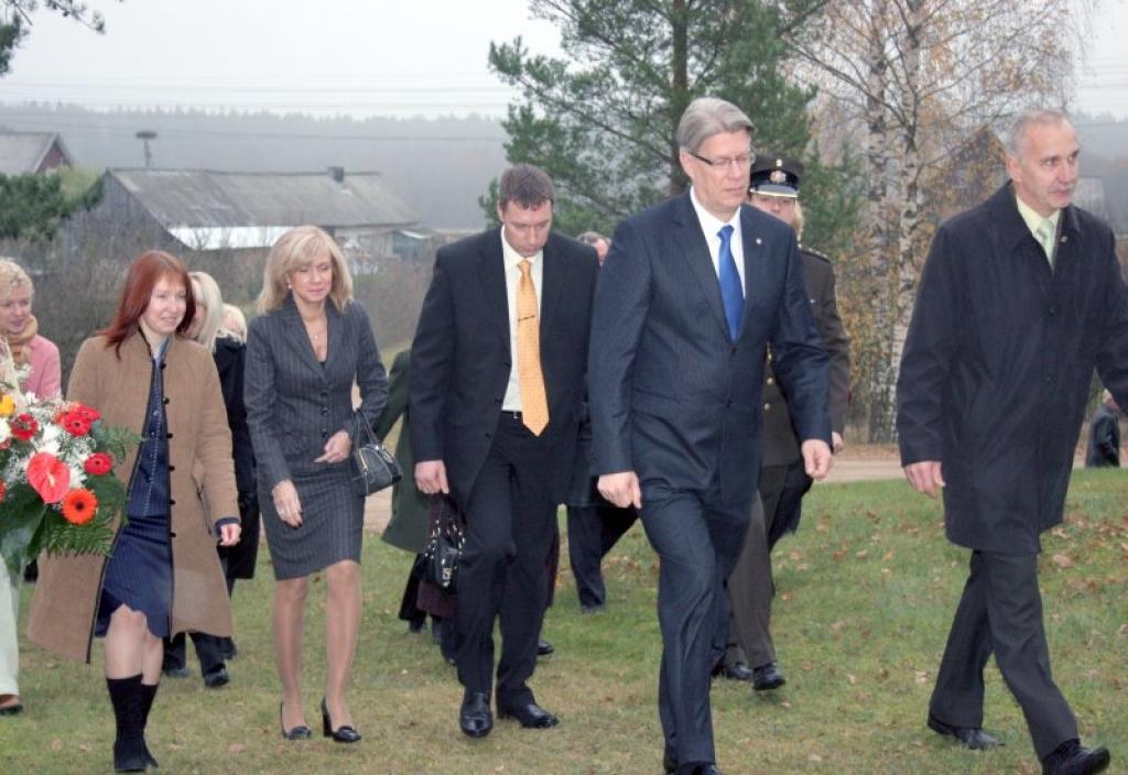 Valsts prezidents Valdis Zatlers ar kundzi Lilitu dodas tikties ar lizumniešiem, kas bija pulcējušies pie Velēnas baznīcas.
Autors: Foto: Gatis Bogdanovs