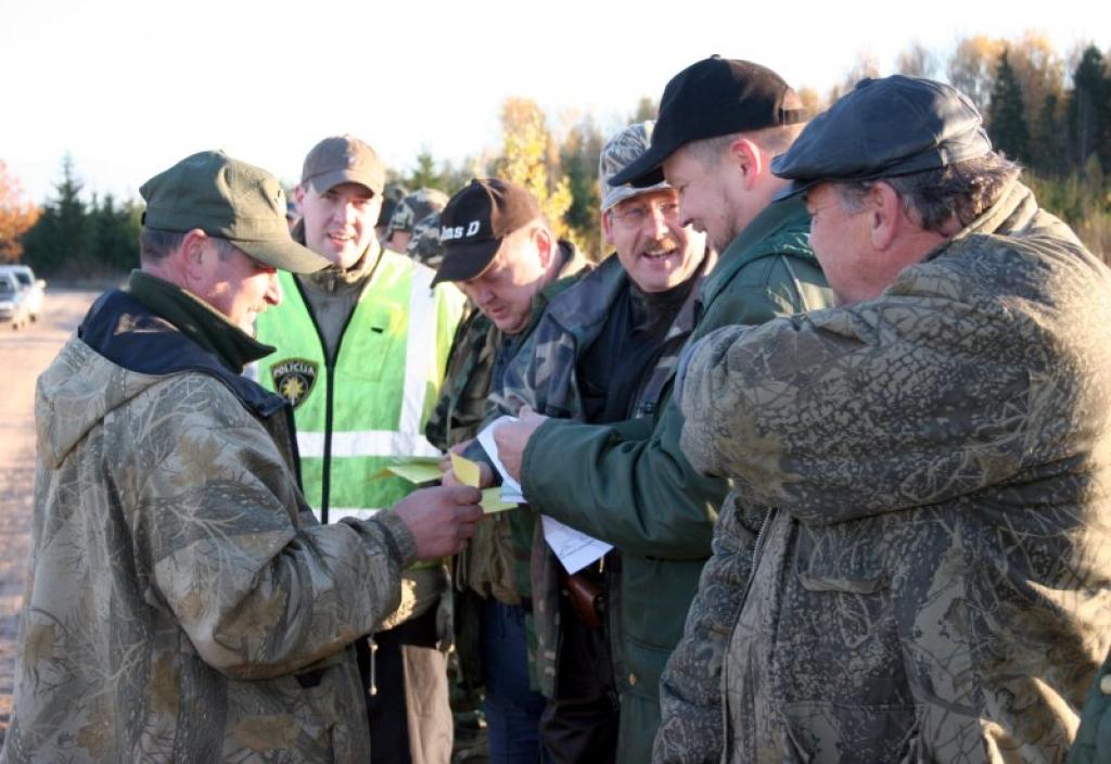 Pagājušajā nedēļā Austrumvidzemes virsmežniecības Gulbenes mežniecības 4. Pededzes apgaitas mežsargs Jānis Jaunžeikars pārbaudīja, kā medību likumdošanu un drošības noteikumus ievēro mednieku kluba 
