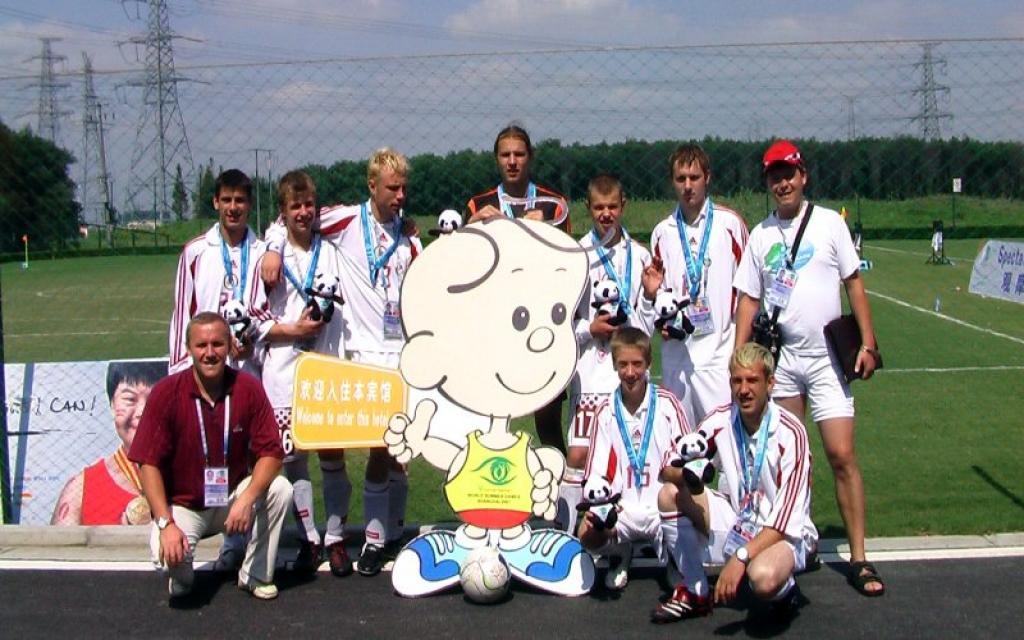 Latvijas futbola izlase, kuras sastāvā spēlēja arī Sveķu speciālās internātpamatskolas audzēkņi - Jānis Aņisimovs (otrajā rindā otrais no kreisās), Deniss Petrovs (ceturtais no kreisās), Romāns Mitrofanovs (pirmajā rindā pirmais no labās). Komandas treneris bija Aigars Lasis (pirmajā rindā pirmais no kreisās). 
Autors: Foto: no personiskā albuma