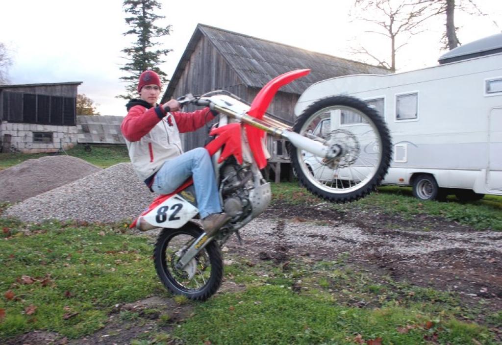 Edgars Rudītis ar katru sezonu cenšas uzrādīt arvien labākus rezultātus. Lai tas izdotos, jāiegulda milzīgs darbs. Treniņi ir jāaizvada gandrīz katru dienu. Ir jātrenējas ne tikai braukt ar motociklu, bet arī jācenšas uzlabot fizisko formu.
Autors: Foto: Gatis Bogdanovs