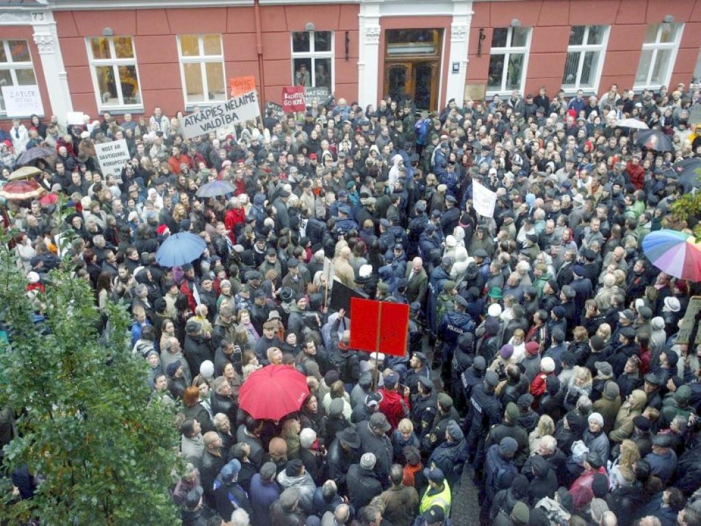 Piketā pie Saeimas ēkas paust protestu pret valdības lēmumu rosināt Korupcijas novēršanas un apkarošanas biroja vadītāja Alekseja Loskutova atstādināšanu piedalījušies aptuveni 5000 cilvēku. Tas bijis viens no vērienīgākajiem kopš Latvijas brīvvalsts atjaunošanas.
Autors: Foto: 