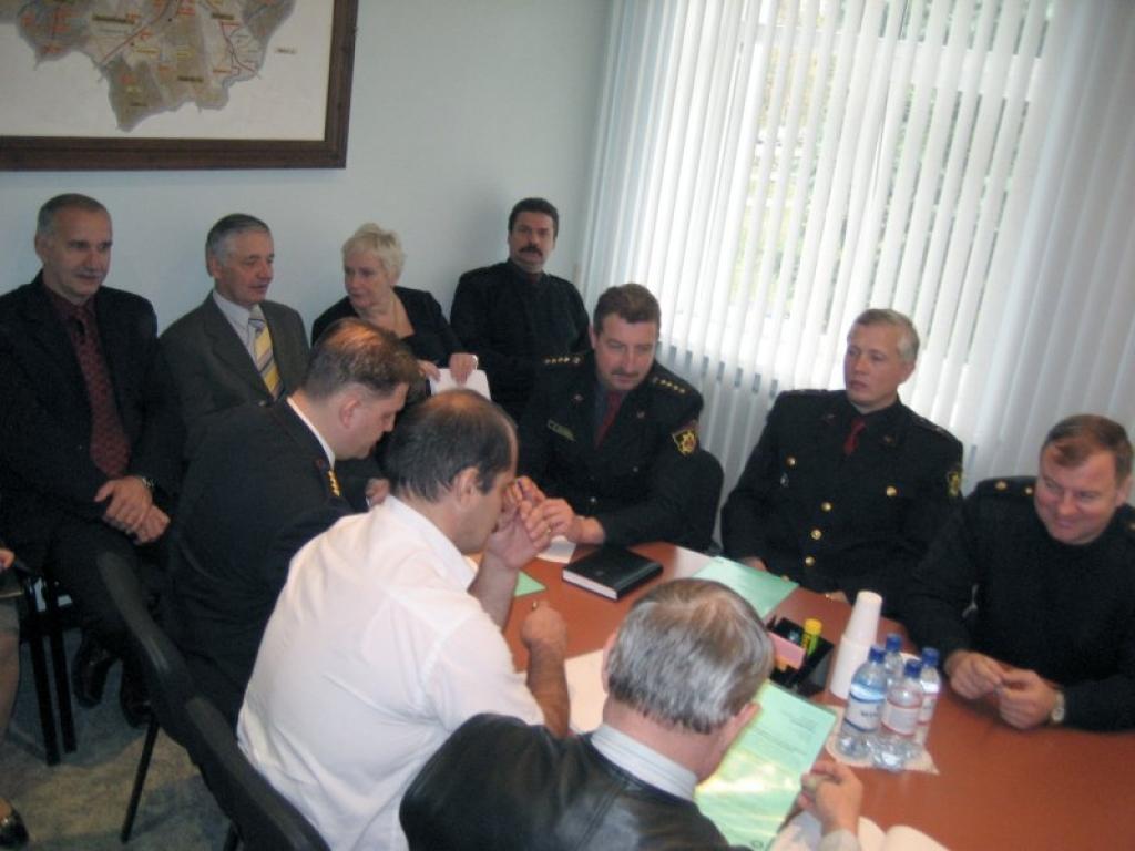 Ārkārtas situāciju pārvaldīšanas darba grupā tikās pašvaldību pārstāvji, veselības aizsardzības un ugunsdrošības speciālisti no Alūksnes, Balvu, Gulbenes un Madonas rajona.
Autors:  Foto: Diāna Odumiņa