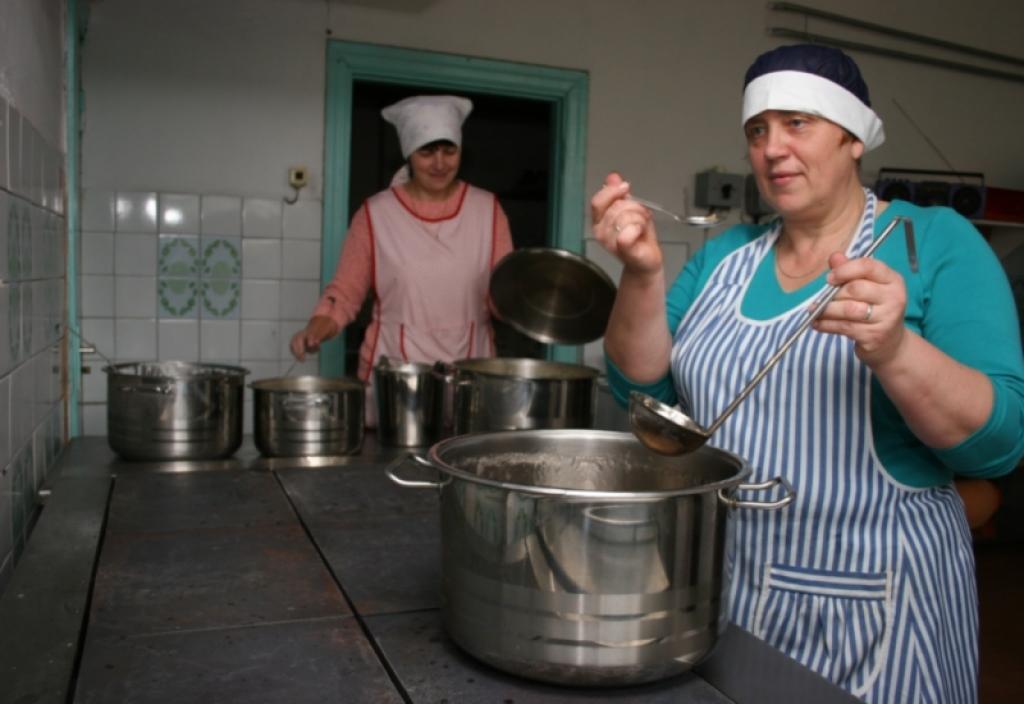 Jaungulbenes pagasta pirmsskolas izglītības iestādes saimniecības daļas vadītāja Mārīte Maksteniece (no labās) un auklīte Līga Ķīse atzīst, ka uz jaunās plīts spožajos katlos gatavotie ēdieni ir garšīgāki un ilgāk saglabājas silti. 
Autors: Foto: Gatis Bogdanovs 