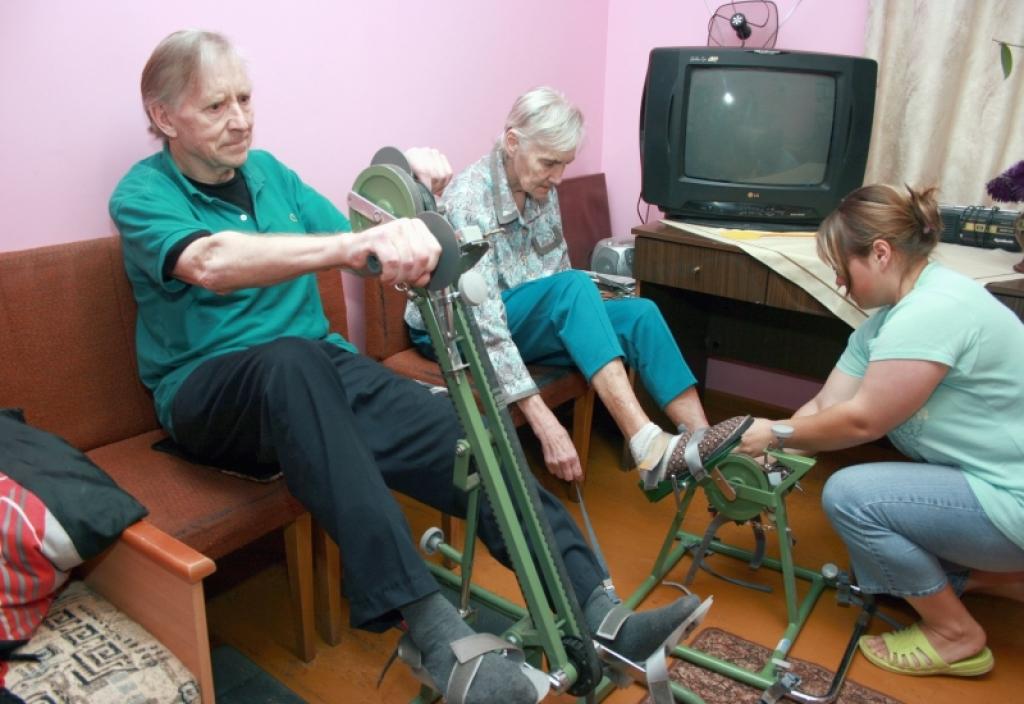 Aprūpes centra iemītnieki Jānis Krūmiņš un Olita Kuzāka izmēģina jaunos trenažierus. Viņiem palīdz darbiniece Rita Šimanska.
Autors: Foto: Gatis Bogdanovs