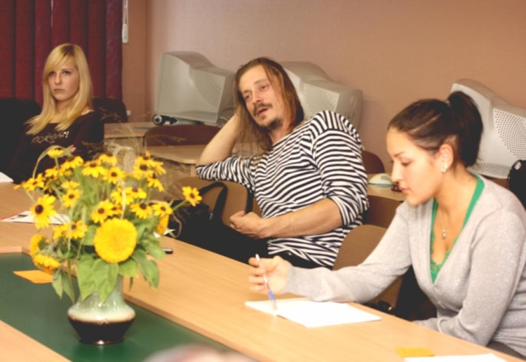 Dzejnieks un prozaiķis Andris Akmentiņš mācīja jaunos talantus atteikties no ierastajiem šabloniem un standartiem, iesakot rakstīt netradicionāli par to, kas interesē. Nodarbībās aktīvi piedalījās arī Laura Āboliņa (no labās) un Sanda Ločmele.
Autors: Foto: Gatis Bogdanovs