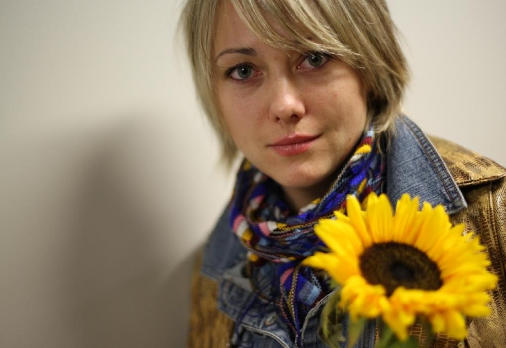 Aija Dzērve ir mūsējā. Zīmīgi, ka savulaik viņā - pamatskolas skuķī - aktrisi saskatīja Pēteris Sūcis, kas bija Gulbenes Tautas teātra dibinātājs un profesionālā Valmieras teātra direktors.
Autors: Foto: Kristians Putniņš (