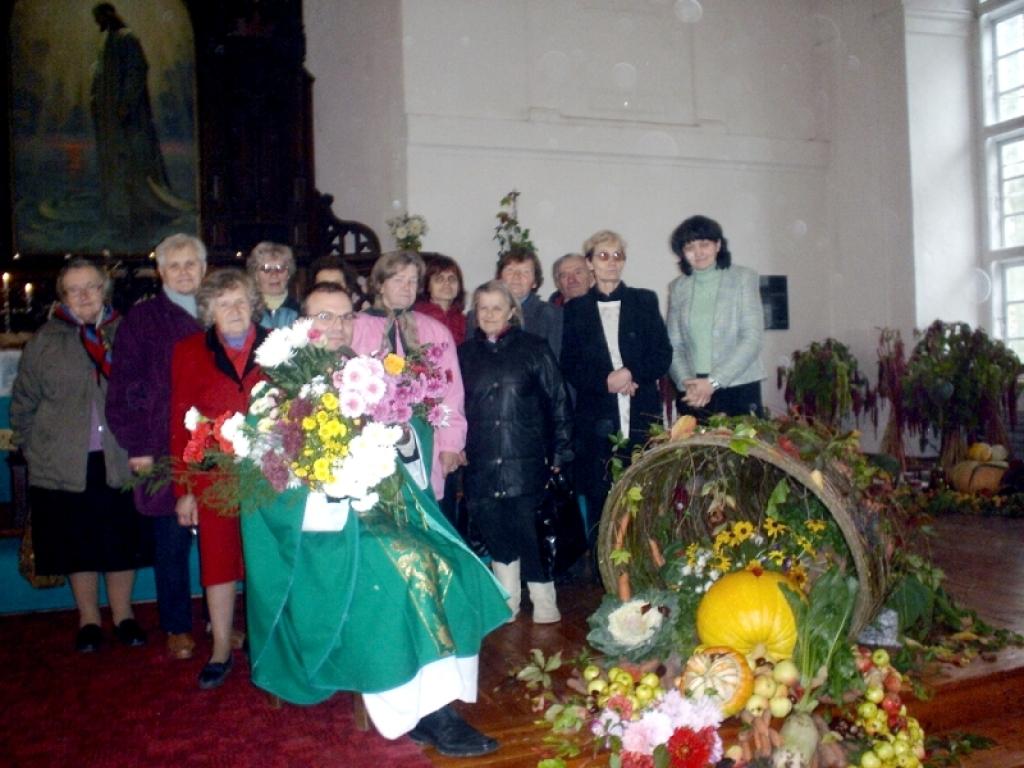 Luterāņu draudze Pļaujas svētkos svinēja arī sava mācītāja Māra Sarmas apaļo jubileju. Viņam palika 40 gadu.
Autors:  Foto: Daira Karole