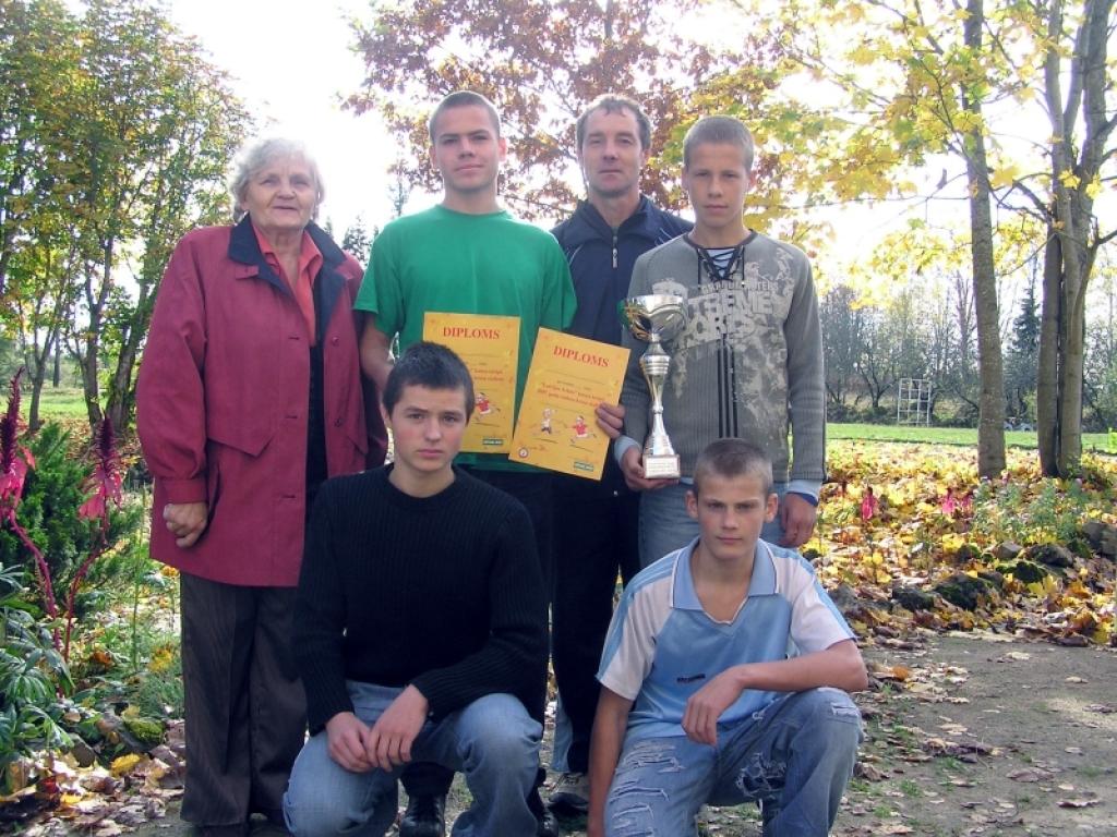 Gandarījums par uzvaru ir ne tikai sportistiem Gintam Šķenderam (pirmajā rindā no kreisās), Aivaram Brezinskim, Tomam Kovačam (otrajā rindā no kreisās) un Jānim Lesiņam, bet arī sporta skolotājam Voldemāram Mezītim un skolas direktorei Sofijai Sudarovai. 
Autors: Foto: Evita Brokāne