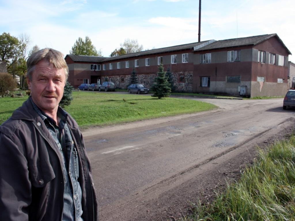 Jaungulbenes pagasta padomes izpilddirektors Aleksandrs Vasiļjevs atceras, ka, mācoties Gulbīša vidusskolā, arī pats līdz ar citiem klasesbiedriem nācis uz nodarbībām šaurajā mācību kabinetā, tāpēc jūtas gandarīts, ka tagad beidzot būs jauni kabineti. 
Autors: Foto: Gatis Bogdanovs 