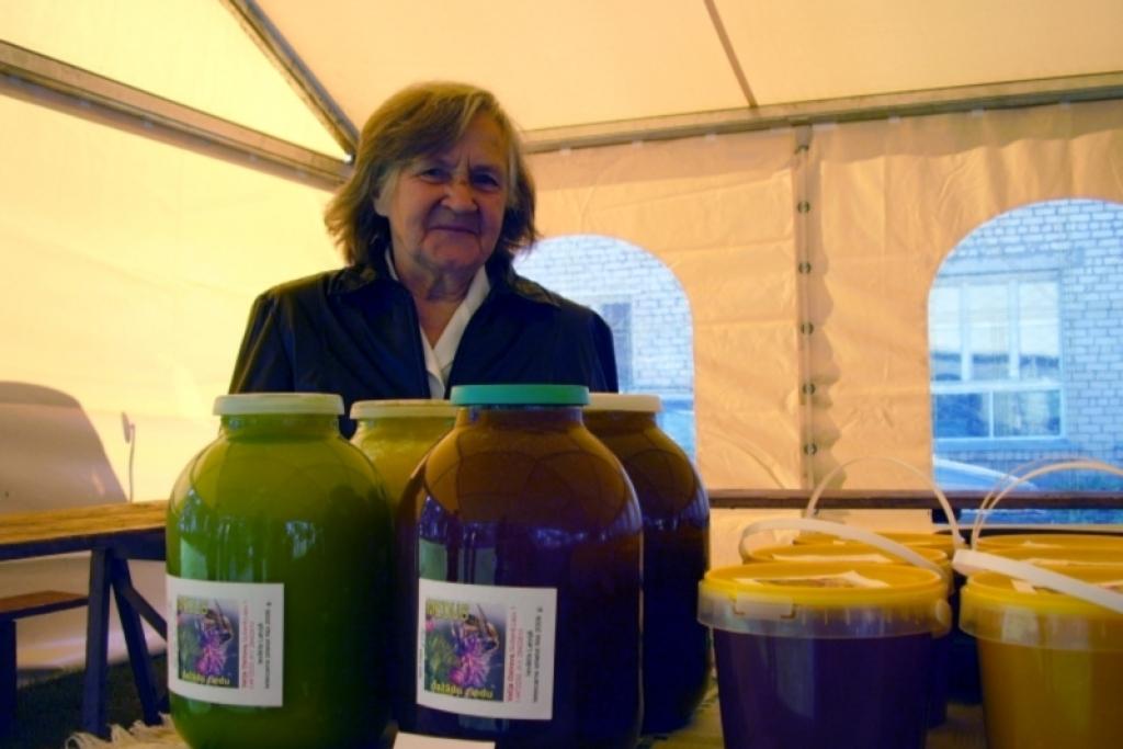 Arī gulbeniete Valija Ostrova, kura daudzus gadus nodarbojas ar biškopību, atzīst, ka medus daudzums šogad ir salīdzinoši mazāks, taču viņa ir gatava dalīties ar visiem, kam medus garšo.
Autors: Foto: Malda Ilgaža