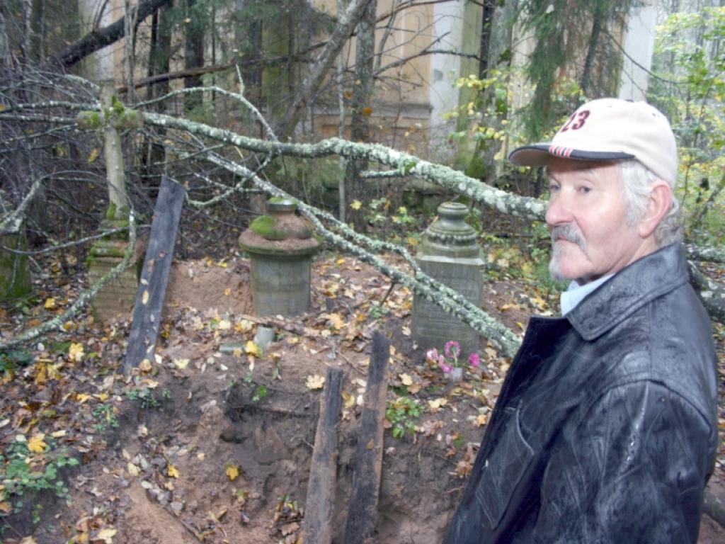 Galgauskas iedzīvotājs Karlis Pērkons uzskata, ka baronu mirstīgās atliekas būtu pelnījušas, lai šos kapus sakārto. Vislabāk būtu, ja te guldītos pārapbedītu citā vietā.
Autors: Foto: Gatis Bogdanovs