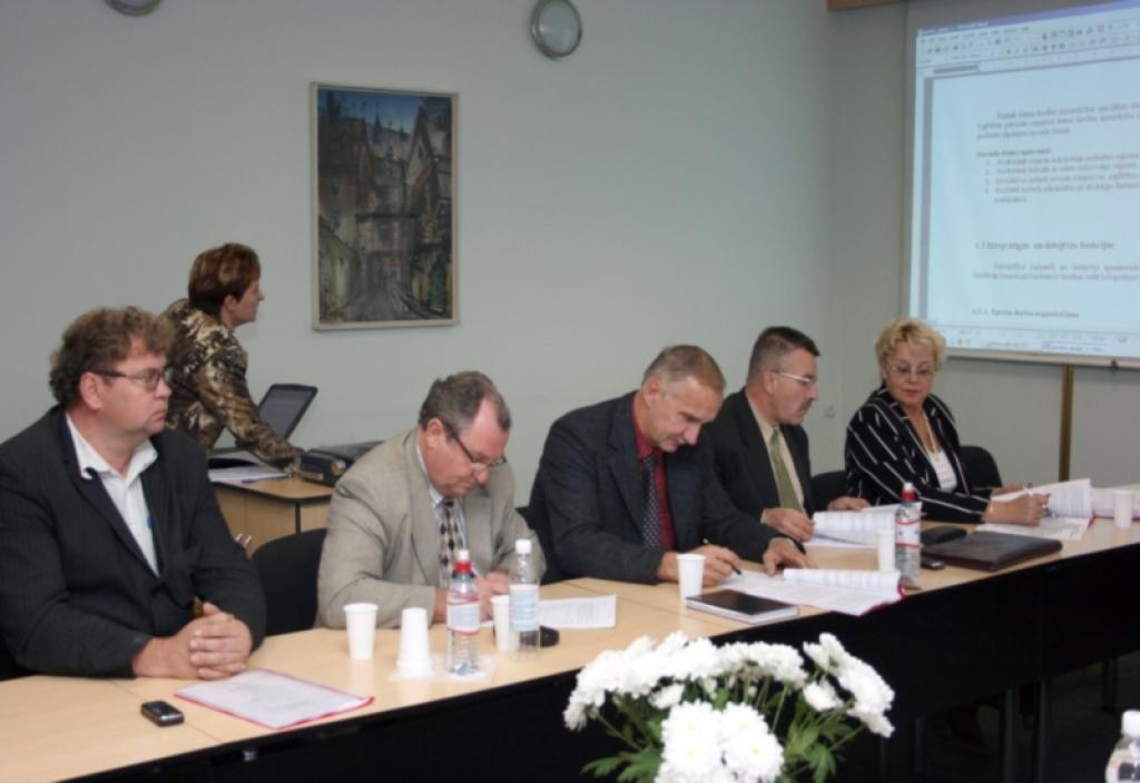 Rajona pašvaldību vadītāji rūpīgi vēlreiz iepazinās ar pašvaldību apvienošanās projekta Gulbenes novada izveidei pirmo redakciju un atzina, ka projekts nododams sabiedriskajai apspriešanai. 
Autors: Foto: Gatis Bogdanovs