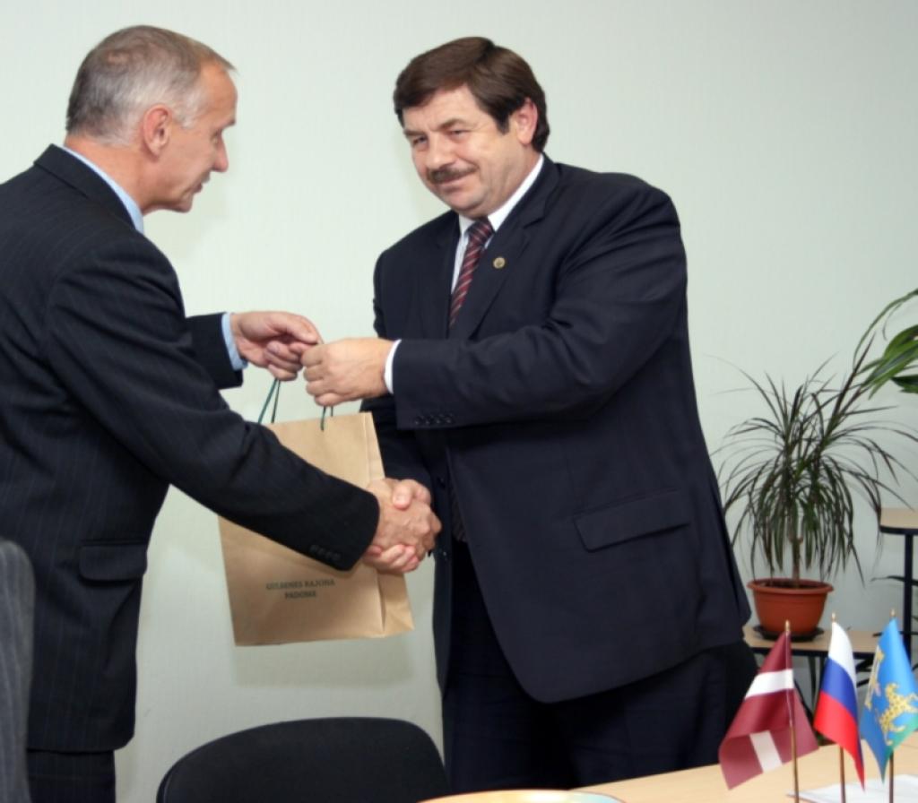 Gulbenes rajona padomes priekšsēdētājs Aldis Strads sveic Pleskavas rajona vadītāju Vladimiru Šurajevu. 
Autors: Foto: Gatis Bogdanovs