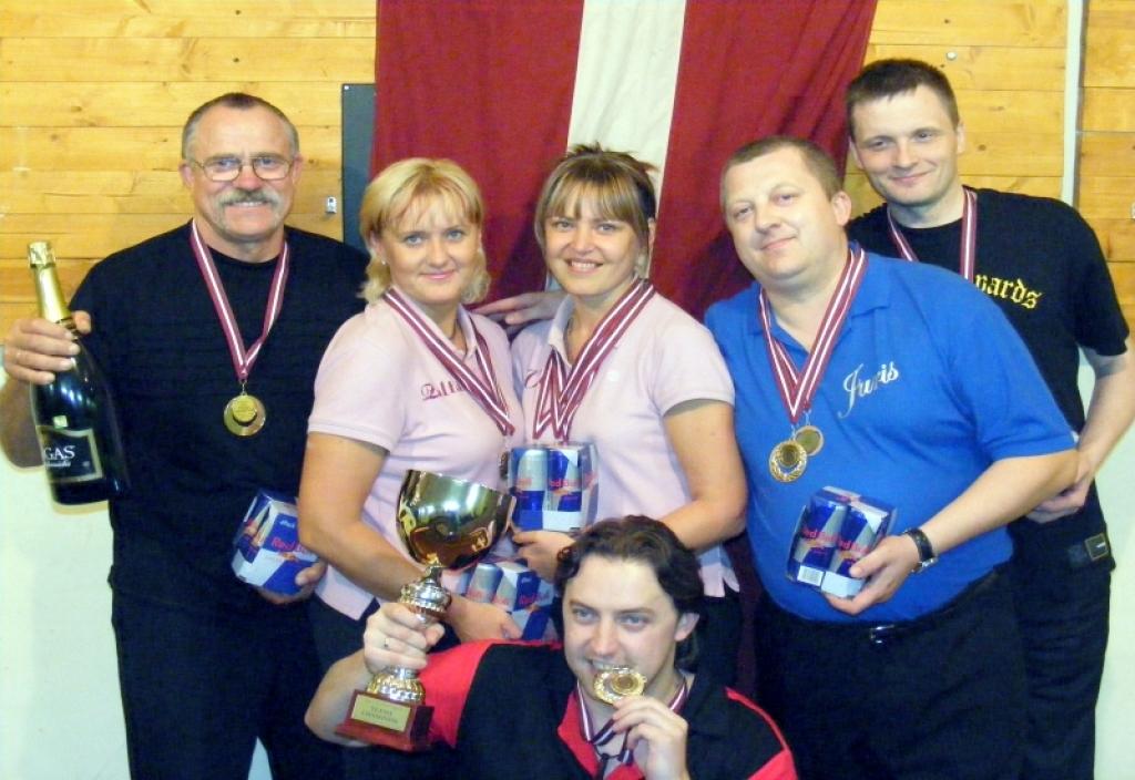 Latvijas izlases dalībnieki: Žanis  Buklovskis (priekšplānā), Arnis Ments (aizmugurē no kreisās), Zeltīte Putniņa, Vita Grebska, Juris Aleksāns un Pēteris Albertiņš.
Autors: Foto: no personiskā albuma