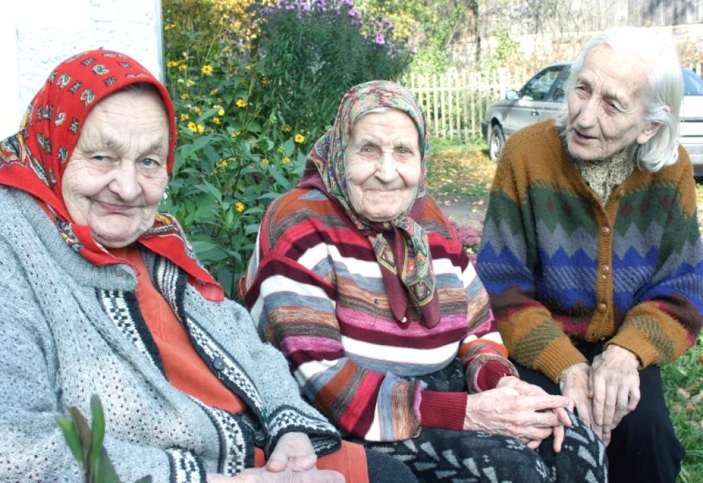 Kamēr ārā vēl ir jauks laiks, Gaida Jaunzema (no kreisās), Marta Grāvīte un Marta Rubene labprāt uzturas ārā svaigā gaisā. Daudz laika sievietes pavada arī sarunās par dzīvi.
Autors:  Foto: Gatis Bogdanovs