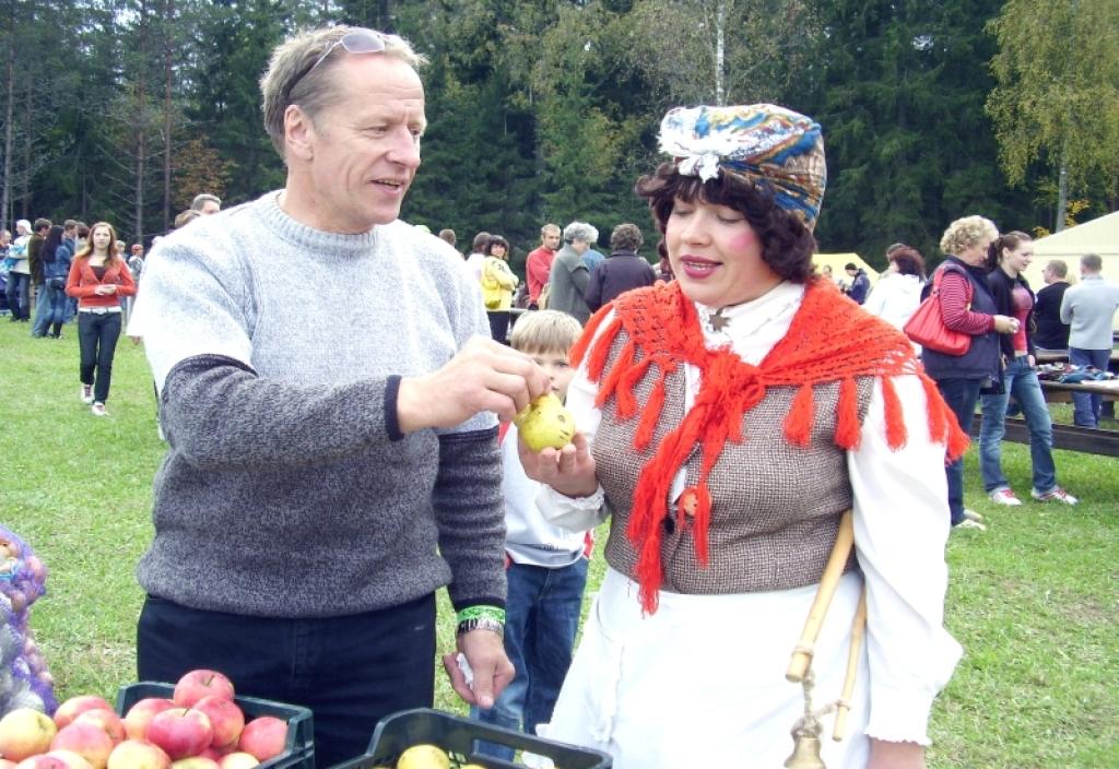 Ar visiem Miķeļdienas tirgus apmeklētājiem centās iepazīties Kazu Frīda.
Autors: Foto: Malda Ilgaža