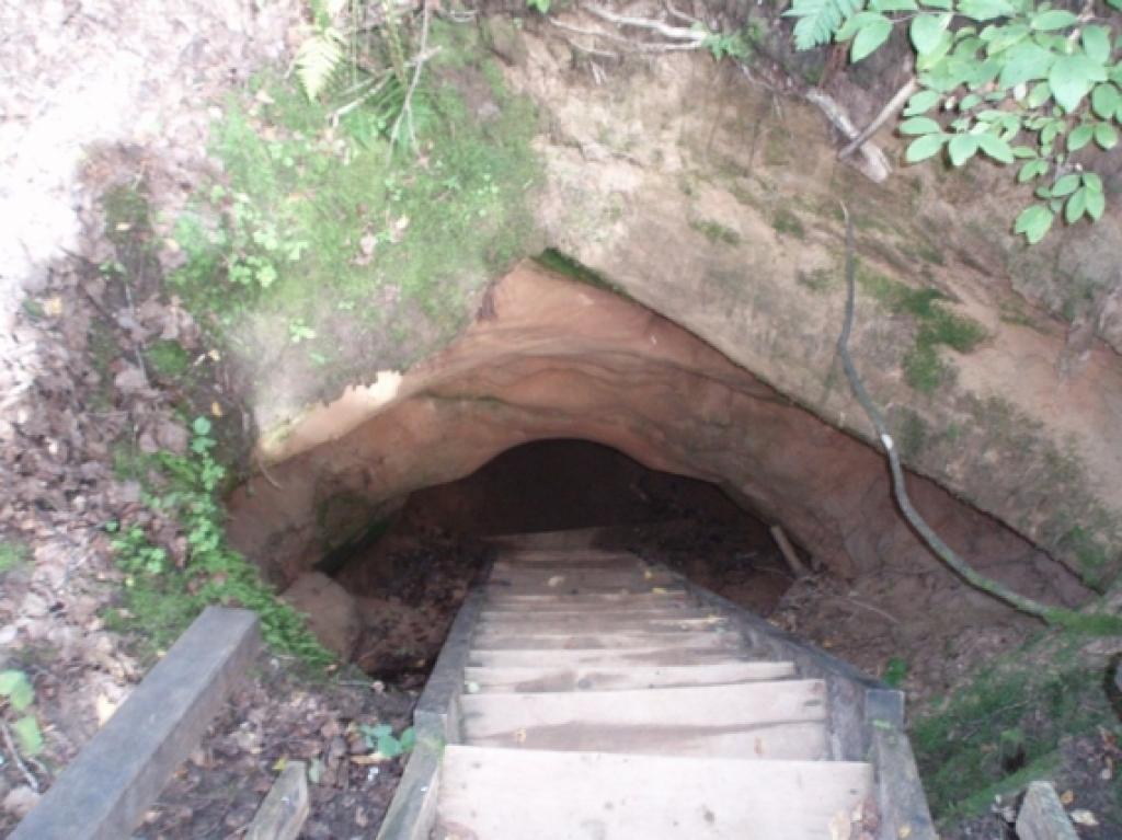 Ieeja pazemes alā
Autors: Skaidrīte Bukše