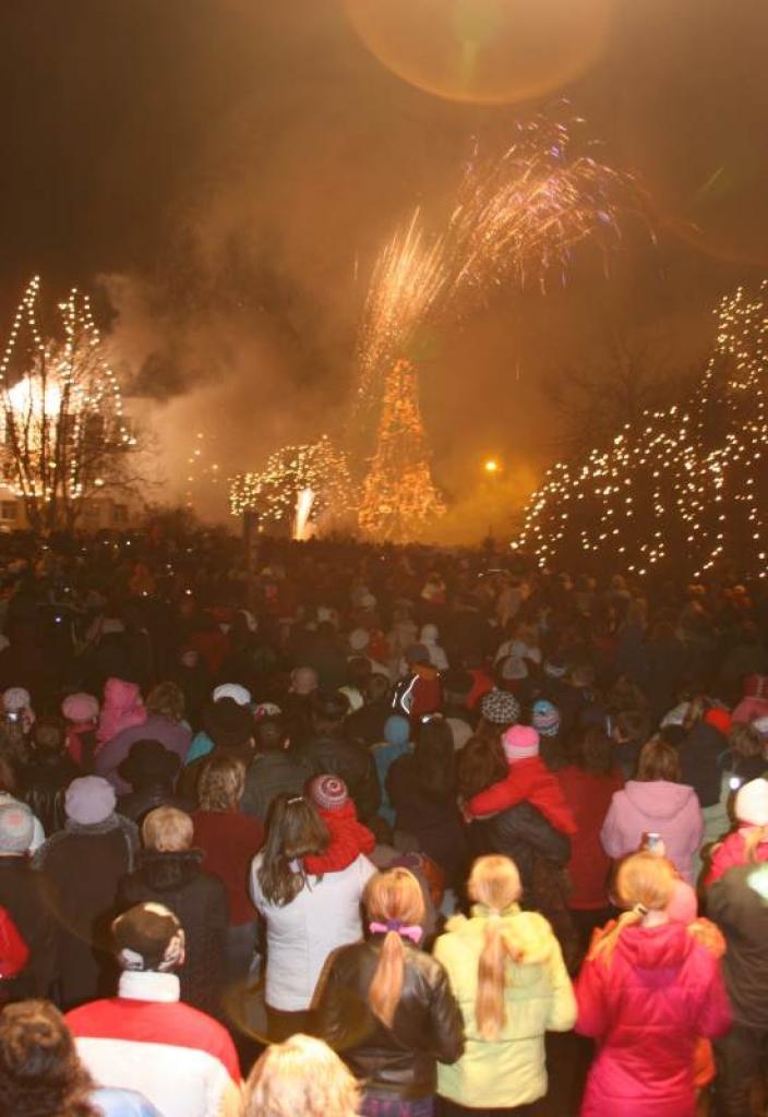 Pilsētas egles iedegšana 2006.gada decembrī. Gulbene.
Autors: Foto: Gatis Bogdanovs (no arhīva)