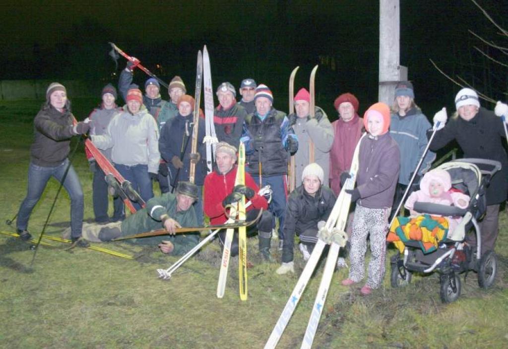 Lai arī sniegs ir paspējis nokust, Jāņa Anča dzimšanas diena tika atzīmēta, slēpojot ar koka slēpēm.
Autors: Foto: Gatis Bogdanovs