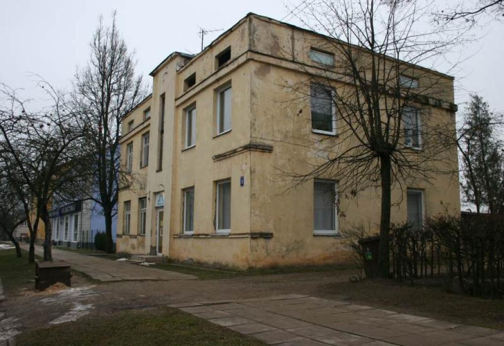 Gulbenē, Ābeļu ielā 5, esot tikai divi pašvaldības dzīvokļi. Parējās telpas mājā ir privātīpašums. Ēka atrodas pilsētas centrā, kas ir ērti, taču māja ir veca, jumtam vajadzīgs kapitālais remonts. Tāds varētu izmaksāt vairākus tūkstošus latu. Pagaidām iedzīvotāji nespēj savstarpēji vienoties par jumta remonta apmaksāšanu. Tikmēr jumts tek un bojā ēku. 
Autors: Foto: Gatis Bogdanovs 