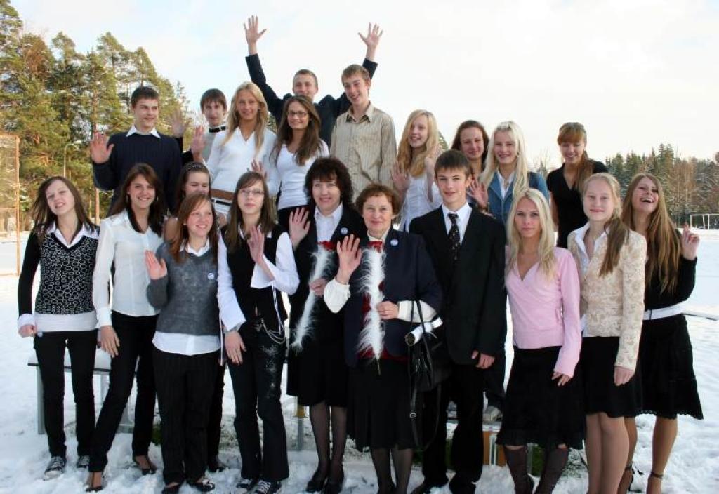 Gulbenes ģimnāzijas 9.c klases 23 skolēni, audzinātāja Ingrīda Jasinska un skolas bibliotekāre Silvija Suntaža ir gandarīti par uzvaru konkursā. Ja seko līdzi visam, kas notiek pasaulē, atbildēt uz konkursa jautājumiem ir diezgan viegli. 
Autors: Foto: Gatis Bogdanovs