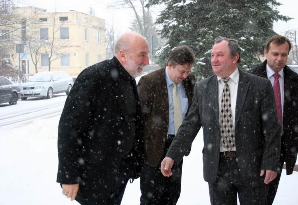 Iekšlietu ministrs Ivars Godmanis sola risināt problēmas rajona policijas pārvaldē, uzklausot un ņemot vērā pašvaldību vadītāju domas. 
Autors: Foto: Gatis Bogdanovs