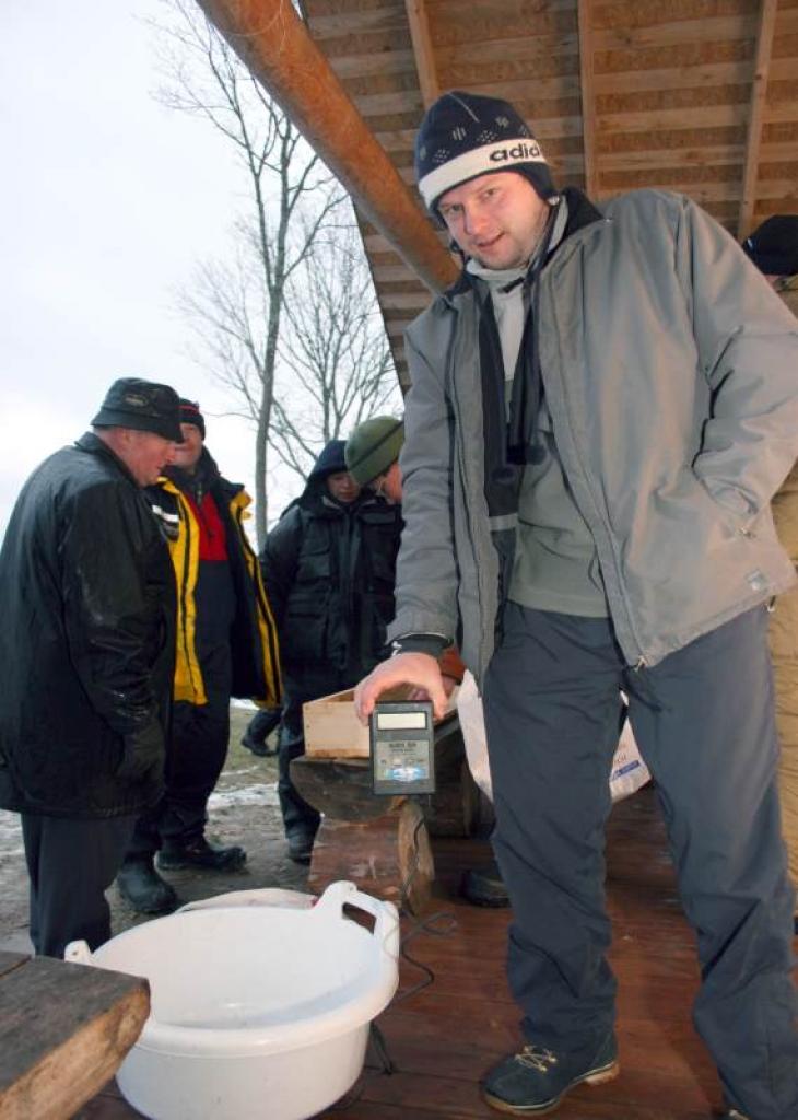 Gulbenietim Artūram Divrem tāpat kā daudziem citiem makškerniekiem sacensībās Alūksnes ezerā neizdevās izvilkt nevienu zivi. 
Autors: Foto: Gatis Bogdanovs 