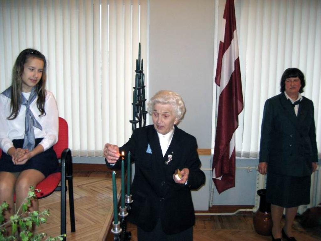 Paaudžu sasaukšanās. Gaidu 97.vienības dalībniece un organizācijas atjaunotāja Velta Jurjāne (centrā) iededz sveci, vēlot nekad nezust gaidismam Gulbenē. Šī apņemšanās sirdij tuva vienības pašreizējai vadītājai Intai Vilkai un mazajai gaidiņai Zanei Indzerei.
Autors:  Foto: Diāna Odumiņa 