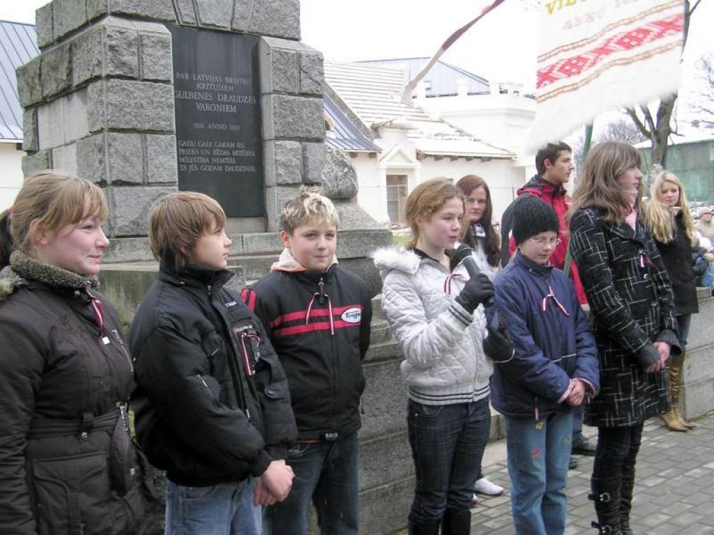 Gulbenes vidusskola katru gadu tradicionāli dodas uz Brīvības pieminekli, lai skolēnos stiprinātu patriotismu un skolēni vairāk izzinātu Latvijas vēsturi.
Autors: Foto: Inita Savicka