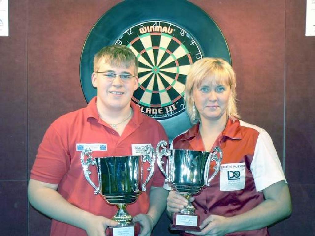 Zeltīte Putniņa kopā ar zviedru Oskaru Lukasiaku, kas uzvarēja kungu konkurencē. 
Autors: Foto: no “www.dartsliga.com” arhīva