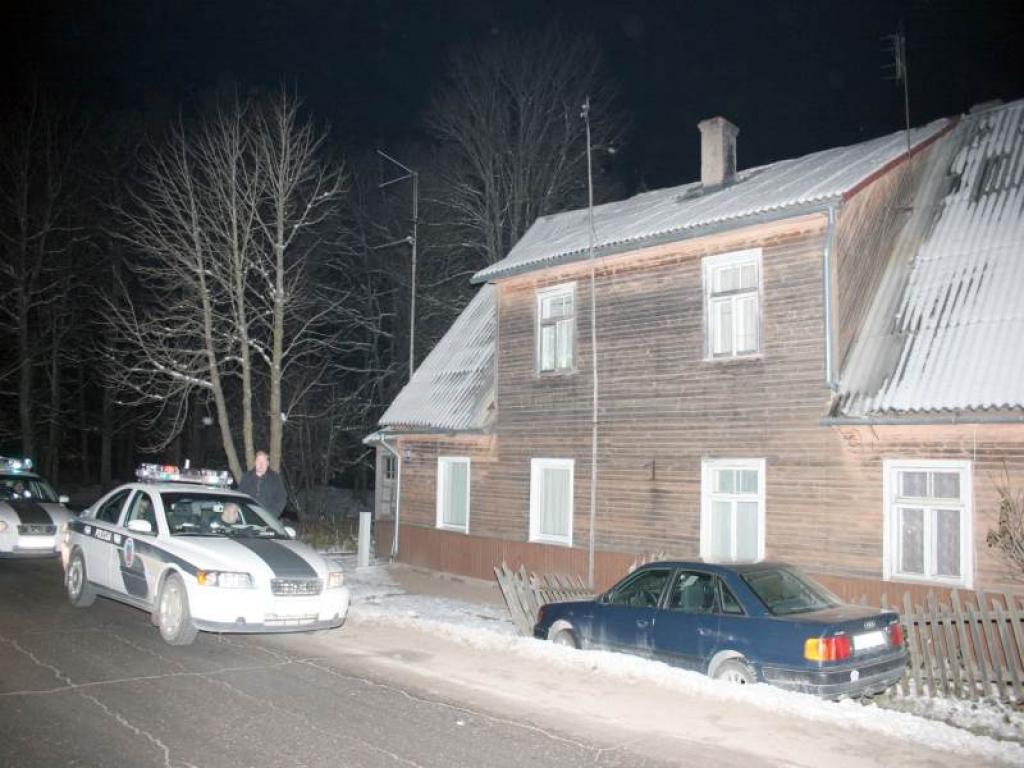 Otrdienas vakarā pārbīli un nepatīkamus brīžus nācās piedzīvot Blaumaņa ielas 29.nama iedzīvotājiem. Tur pēc sadursmes ar stāvošu autobusu mājas žogā ietriecās automašīna 