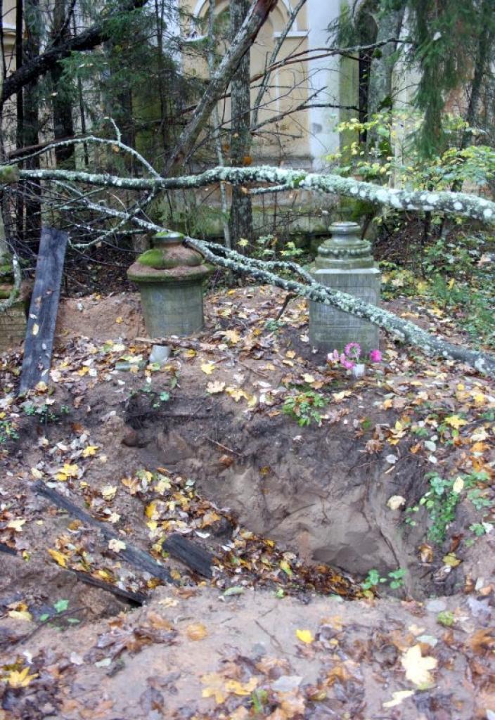 Galgauskas pagasta pašvaldības darbinieki sarīkojuši talku un sakārtojuši atrakto kapvietu, kas atrodas blakus pamestajai pareizticīgo baznīcai mežā.
Autors: Foto: Gatis Bogdanovs (no arhīva)