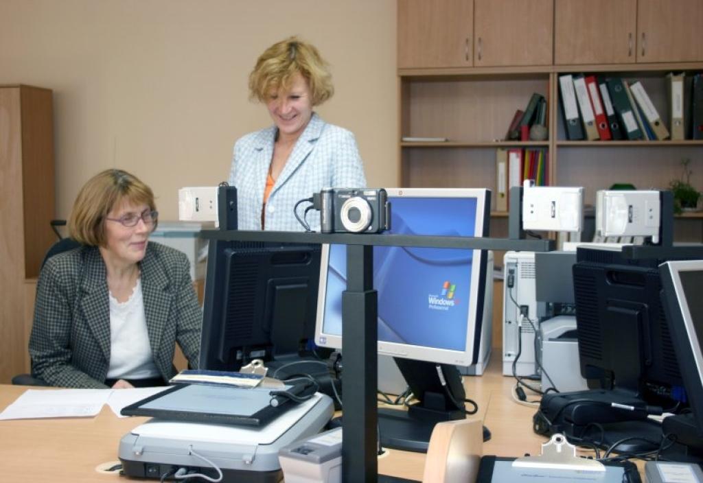 Gulbenes rajona Pilsonības un migrācijas lietu pārvaldes darbinieces Aija Cimdiņa (no labās puses) un Ārija Riekstiņa (no kreisās puses) apgūst jauno tehniku.
Autors: Foto: Gatis Bogdanovs