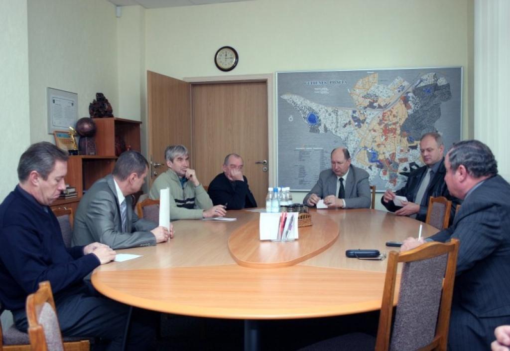 Uz ārkārtas sēdi neieradās deputāti Ainārs Andrups, Zintis Vībāns, Andis Caunītis un  Inese Stalidzāne. Viņu vietas pie galda ir tukšas.
Autors:  Foto: Gatis Bogdanovs