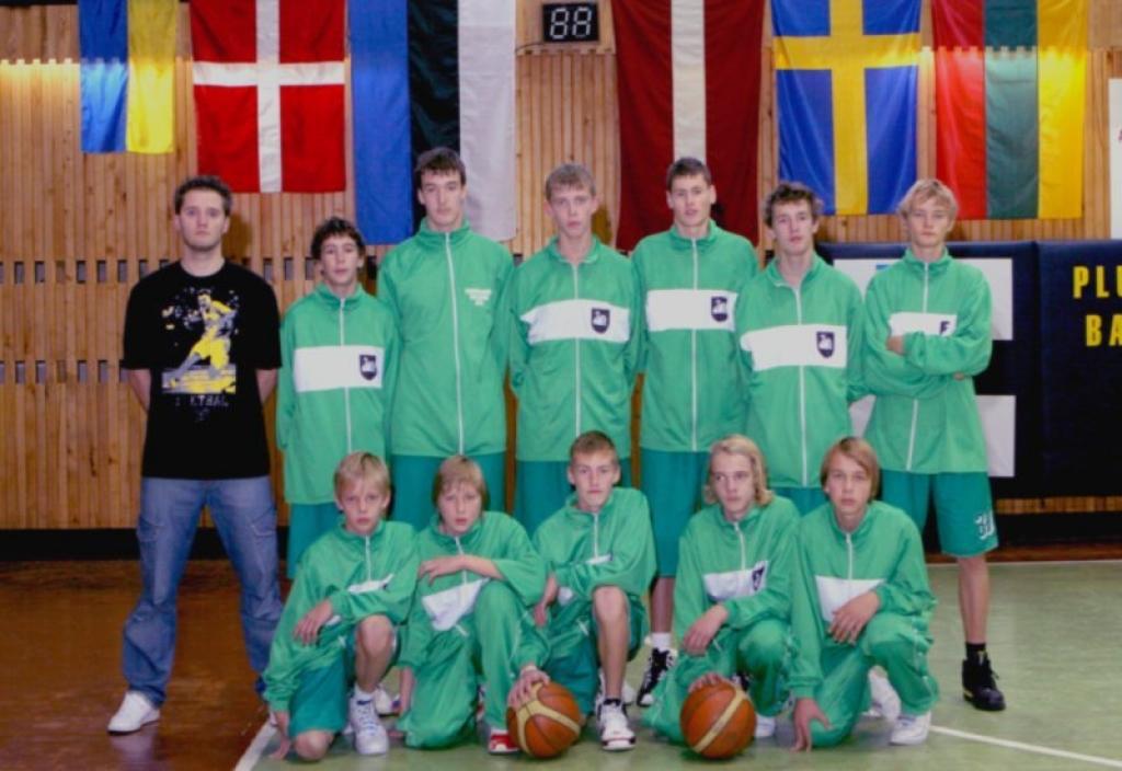 Treneris Kaspars Mājenieks (otrajā rindā no kreisās) ar saviem audzēkņiem Jāni Mičuli, Sandi Šimanovski, Normundu Lišiku, Artūru Lūsi, Jāni Kliestu, Ādamu Klusu, Ritvaru Ginēviču (pirmajā rindā no kreisās), Ingu Jakoviču, Kasparu Kalniņu, Māri Niedru un Alvi Šmagri. 
Autors: Foto: no personiskā albuma