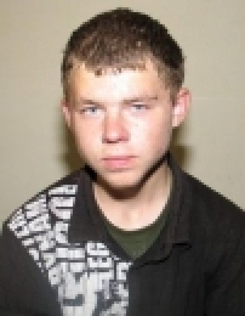 Pusaudža pazīmes: augums 165 cm, vidējas miesas būves, noskūti mati, uz sejas vasaras raibumi. Viņš bija ģērbies zili sarkanā vējjakā, tumši zilās treniņbiksēs ar baltām svītrām sānos, galvā melna adīta cepure, kājās melni sporta apavi.
Autors: Foto: 