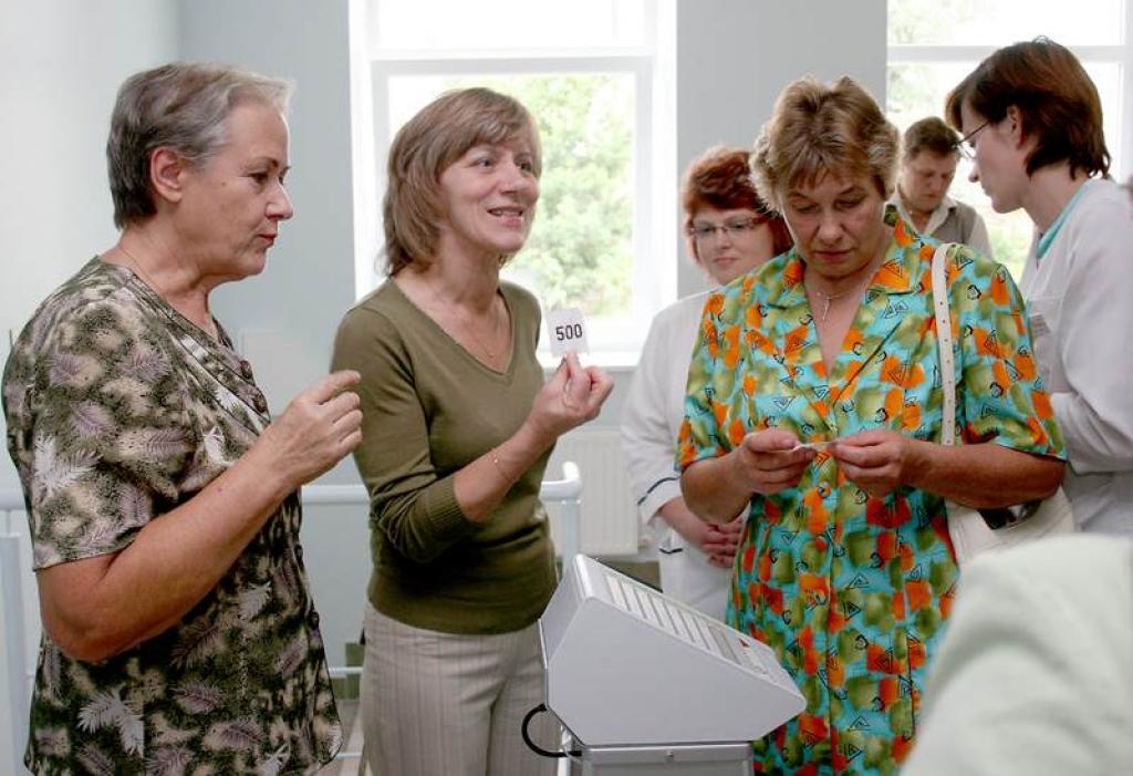 Pediatre Dagmāra Mūrniece (otrā no kreisās) jaunās Gulbenes poliklīnikas atklāšanā  šovasar Pilsētas svētkos.
Autors: Foto: Gatis Bogdanovs (no arhīva)